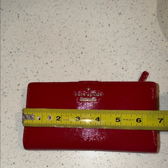 Kate Spade Cedar Street Lacey Patent
Leather Red Wallet 🔴pre-owned - Picture 10 of 11